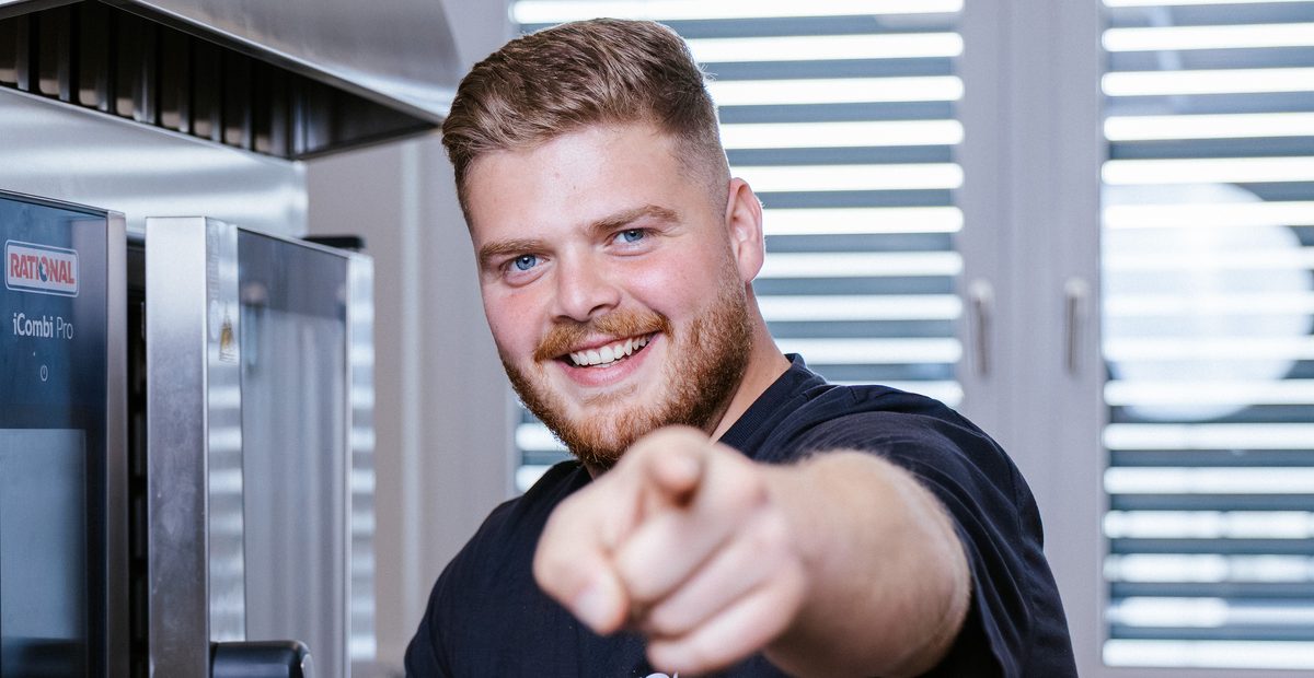 Servicetechniker von nau Großküchentechnik am Kombidämpfer