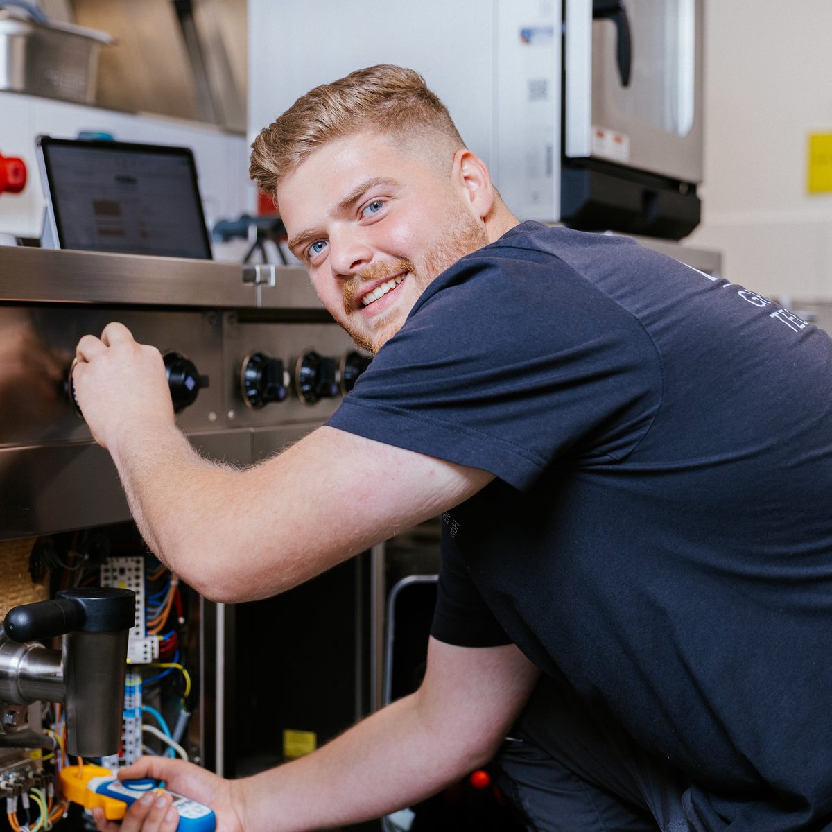 Servicetechniker von nau Großküchentechnik bei der Reparatur eines Herdes